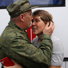 Frauen nehmen Abschied von ihren Geliebten in Russland