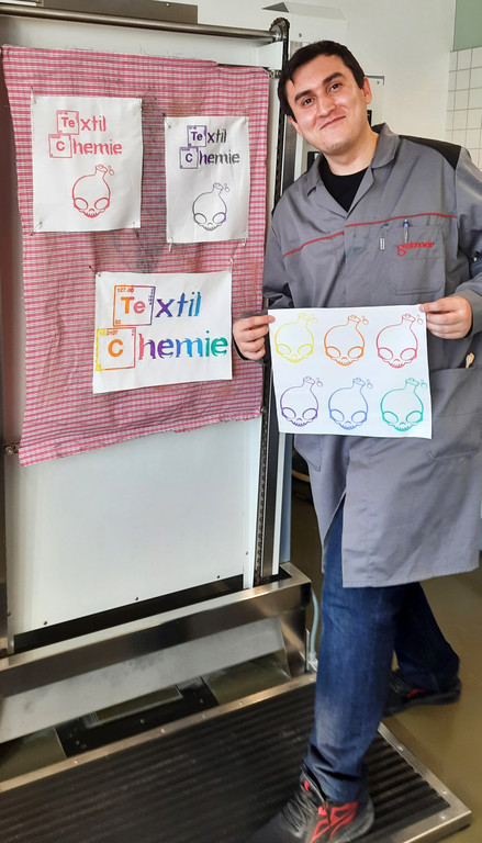 Lehrberuf Textilchemie - Mesut Demirkol erkl__rt Druck auf Textilfasern.jpg