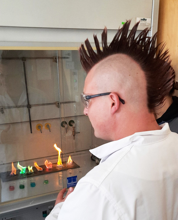 Lehrberuf Labortechnik - Enes Winkler erkl__rt die Flammenf__rbung.jpg