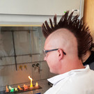 Lehrberuf Labortechnik - Enes Winkler erkl__rt die Flammenf__rbung.jpg