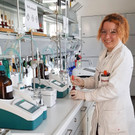 Lehrberuf Labortechnik - Melanie Pellini erkl__rt die Ma__analyse mit Autotitratoren.jpg