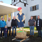 Kunscht im Kear - Aufstellung der Holzfigur Die Winzerin