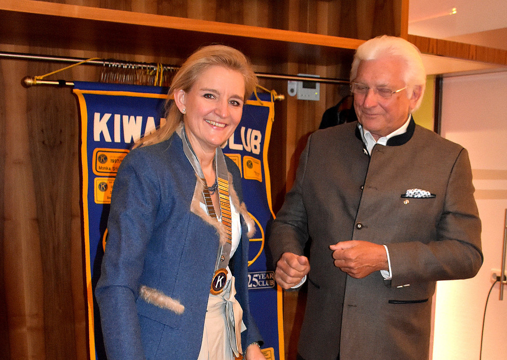 Amts__bergabe Lt_ Governor -Albert Kofler __bergibt an Ilonka-Christina L__hmer _002_.jpg