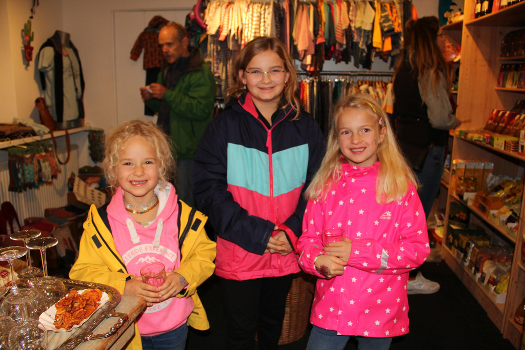 Ella und Dalya John mit Cousine Allessia Mecca.JPG