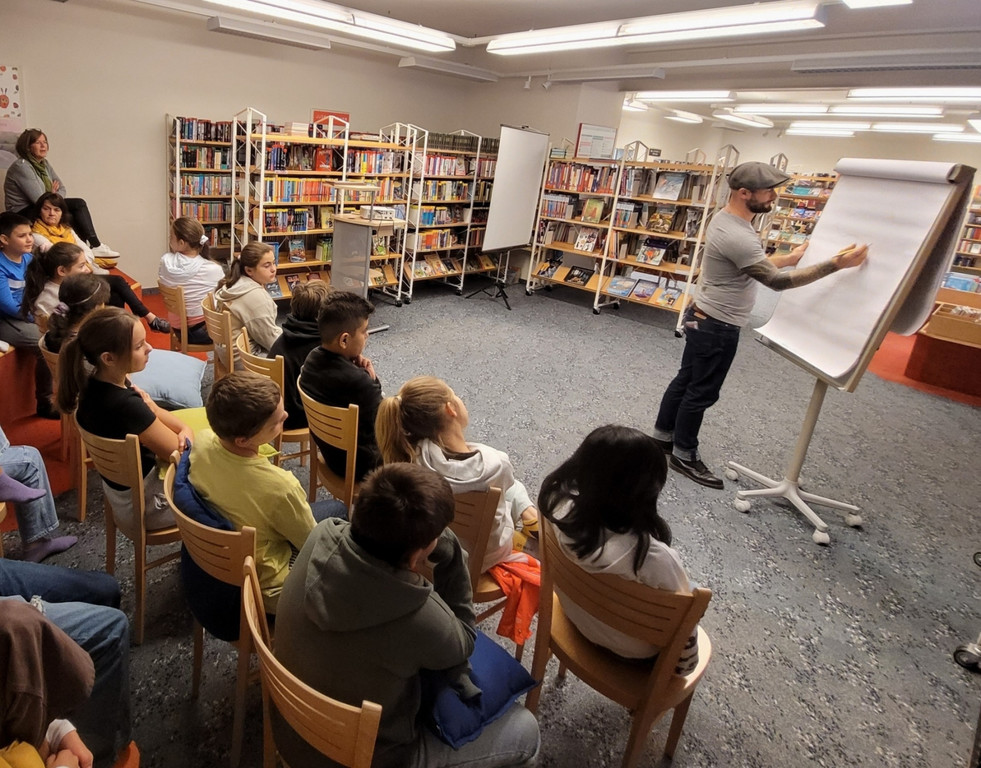 B__cherei LESUNG Falk ZAPF Holzapfel f__r Mittelschule B Lesung UND Illustration11-10-2022 _8_.jpg