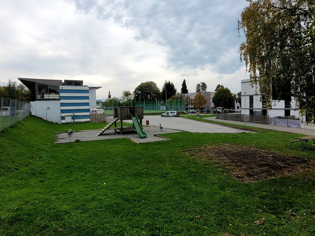 Lochau Kunstrasenplatz NEU C UMFELD Vorplatz 14-10-2022 _4_.jpg