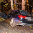 Pkw-Lenker (19) stürzte zehn Meter ab und prallte gegen mehrere Bäume