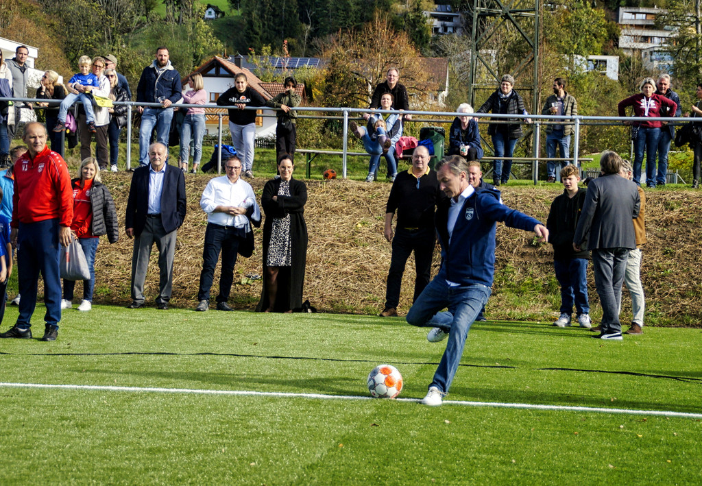 Fu__ball SVL KUNSTRASENPLATZ Er__ffnung PROMI-Elferschie__en FOTO OBEXER 26-10-2022 _2_ .JPG