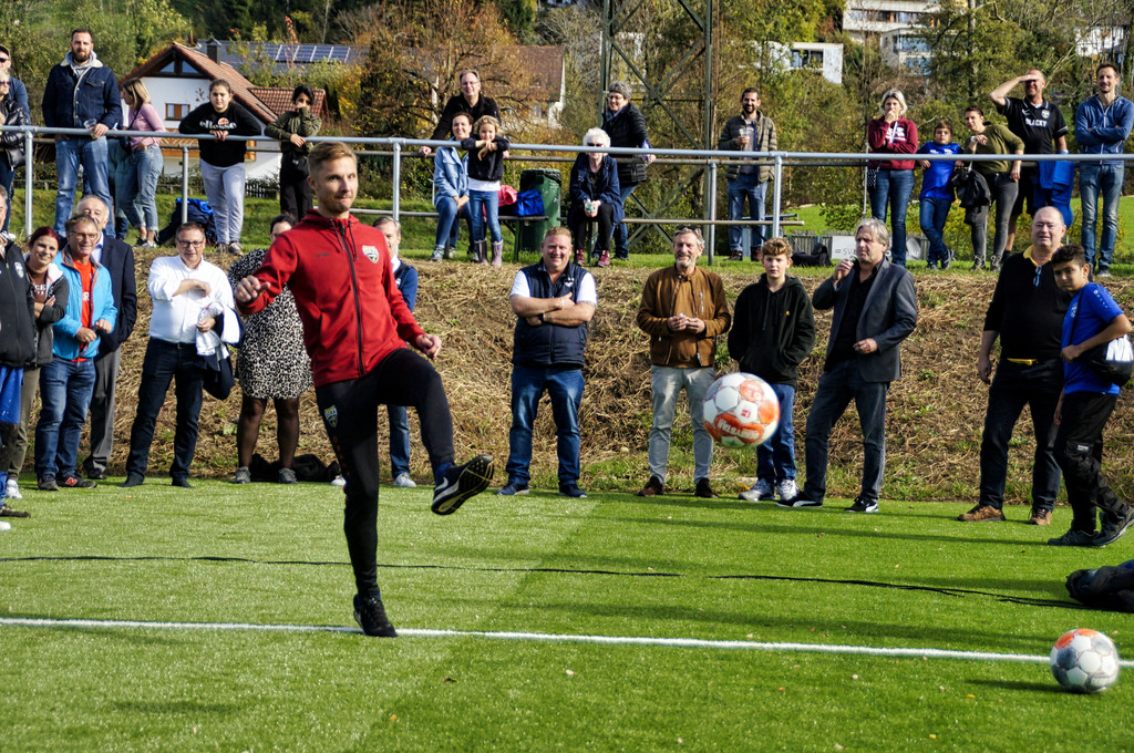 Fu__ball SVL KUNSTRASENPLATZ Er__ffnung PROMI-Elferschie__en FOTO OBEXER 26-10-2022 _3_ .JPG