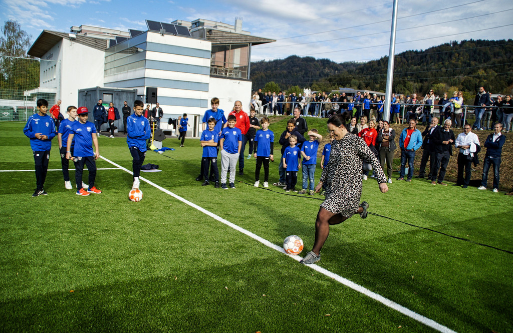Fu__ball SVL KUNSTRASENPLATZ Er__ffnung PROMI-Elferschie__en FOTO OBEXER 26-10-2022 _4_ .JPG