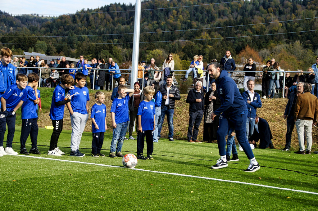 Fu__ball SVL KUNSTRASENPLATZ Er__ffnung PROMI-Elferschie__en FOTO OBEXER 26-10-2022 _5_ .JPG