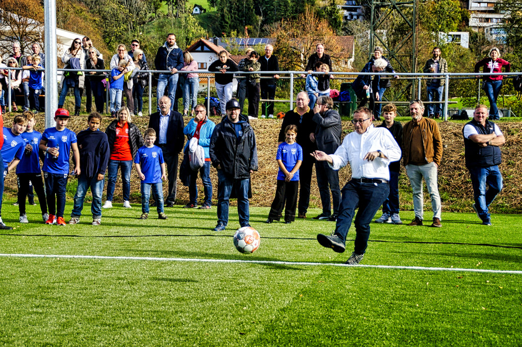 Fu__ball SVL KUNSTRASENPLATZ Er__ffnung PROMI-Elferschie__en FOTO OBEXER 26-10-2022 _6_ .JPG