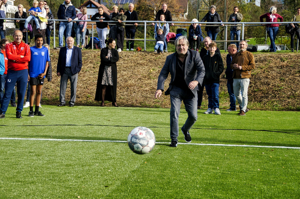 Fu__ball SVL KUNSTRASENPLATZ Er__ffnung PROMI-Elferschie__en FOTO OBEXER 26-10-2022 _7_ .JPG