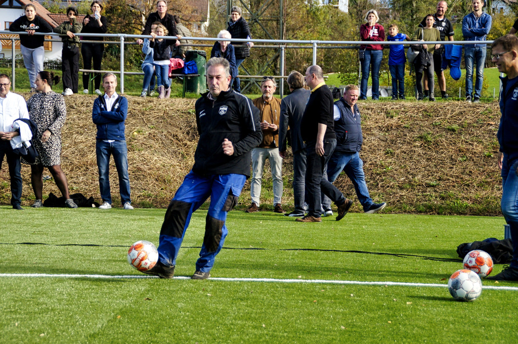 Fu__ball SVL KUNSTRASENPLATZ Er__ffnung PROMI-Elferschie__en FOTO OBEXER 26-10-2022 _8_ .JPG