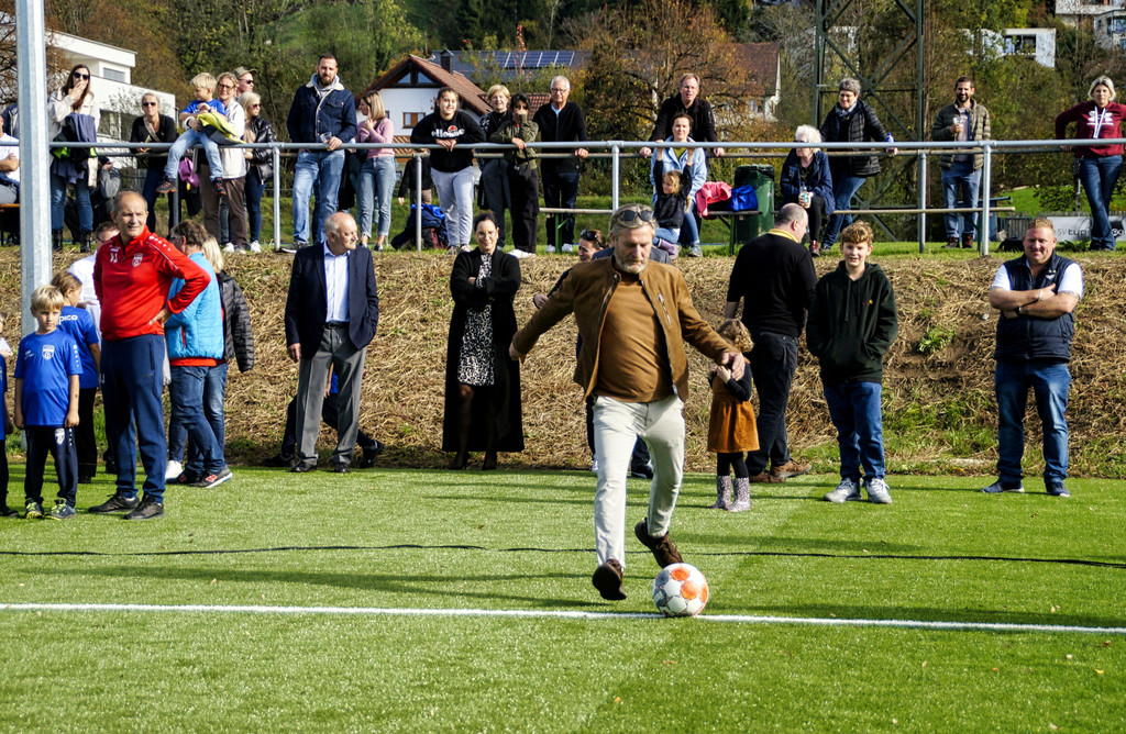 Fu__ball SVL KUNSTRASENPLATZ Er__ffnung PROMI-Elferschie__en FOTO OBEXER 26-10-2022 _10_ .JPG