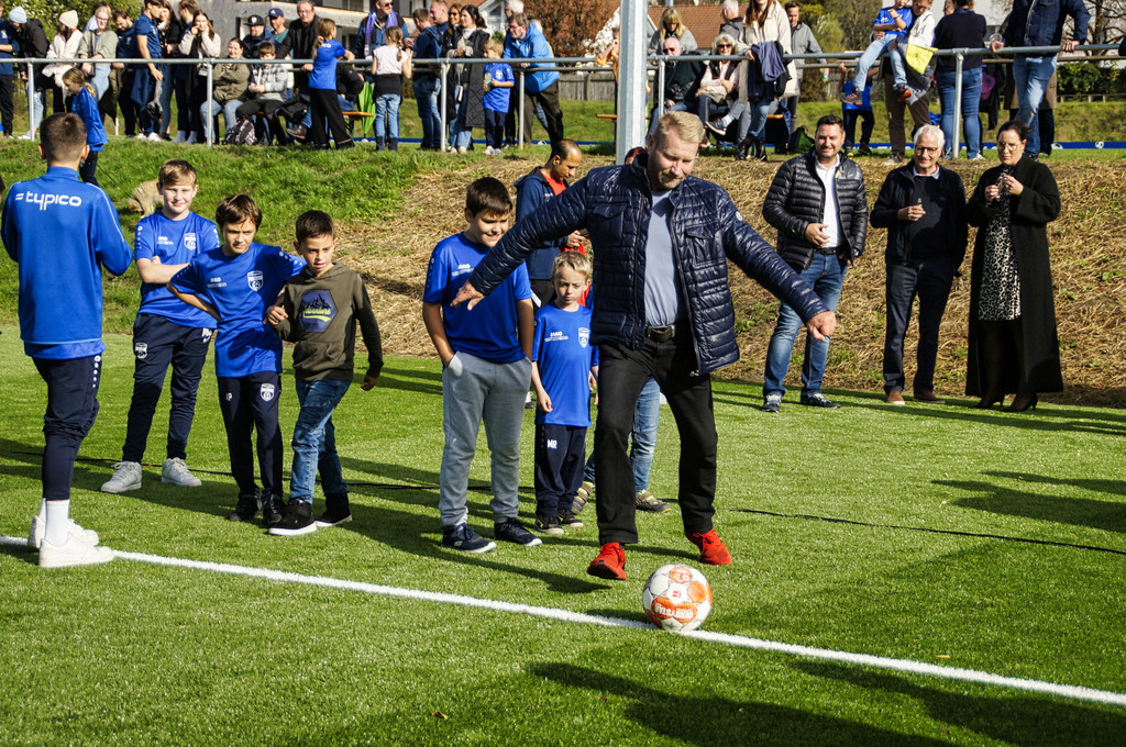 Fu__ball SVL KUNSTRASENPLATZ Er__ffnung PROMI-Elferschie__en FOTO OBEXER 26-10-2022 _11_ .JPG