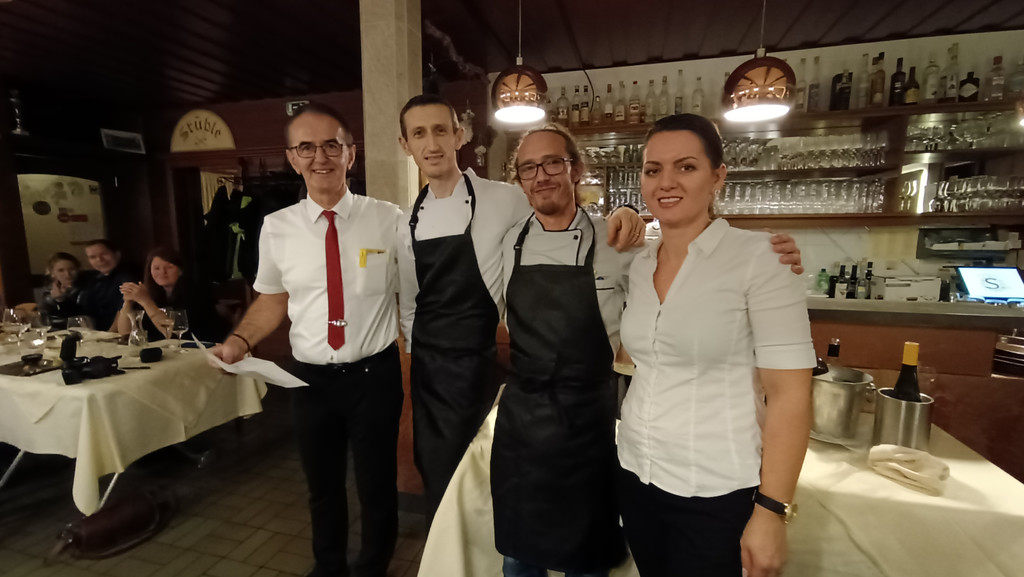 XIMG_20221105_220058 Viktor und Anita Dusevic mit Kuechenteam von Elvis Catering.jpg