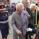 Mann bewirft König Charles mit Eiern