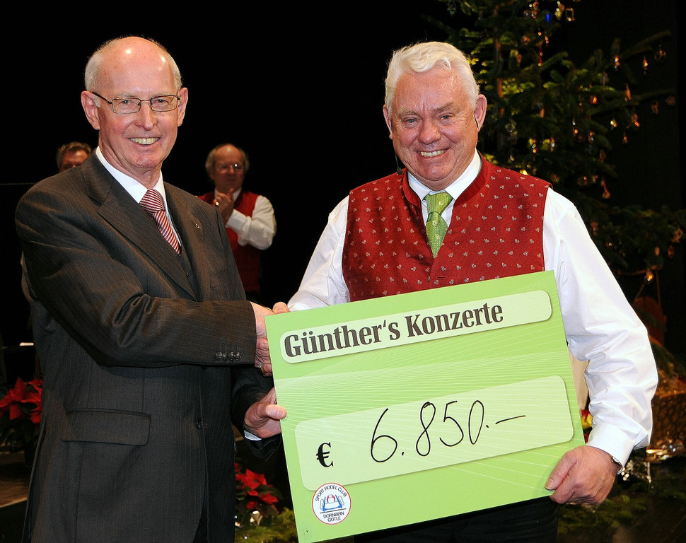 G__nthers Weihnachtskonzert 2013 - Obmann Heinz Wohlgenannt mit G__nther Lutz - Aufnahme Wolfgang Efferl.jpg