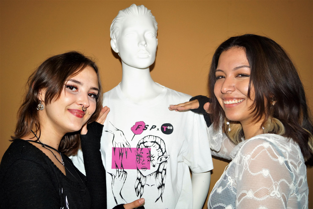 K__nstlerin Florentina Ender designt auch T-Shirts_ Studentin Amalia Villaricencio.JPG