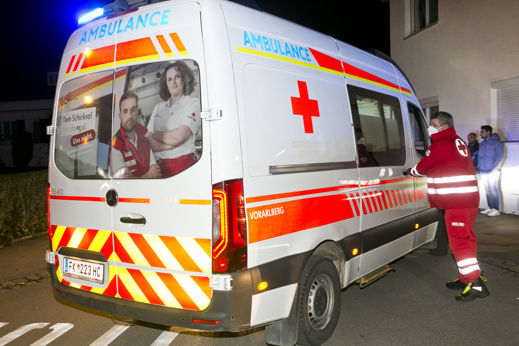 VU G__tzis H-B-Str_PKWDach23.JPG