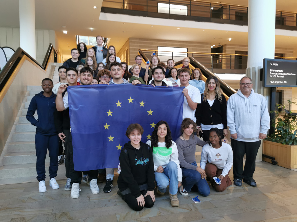 Teilnehmer der Erasmusplus Projektwoche_beim Europa Vortrag im Landhaus.jpg