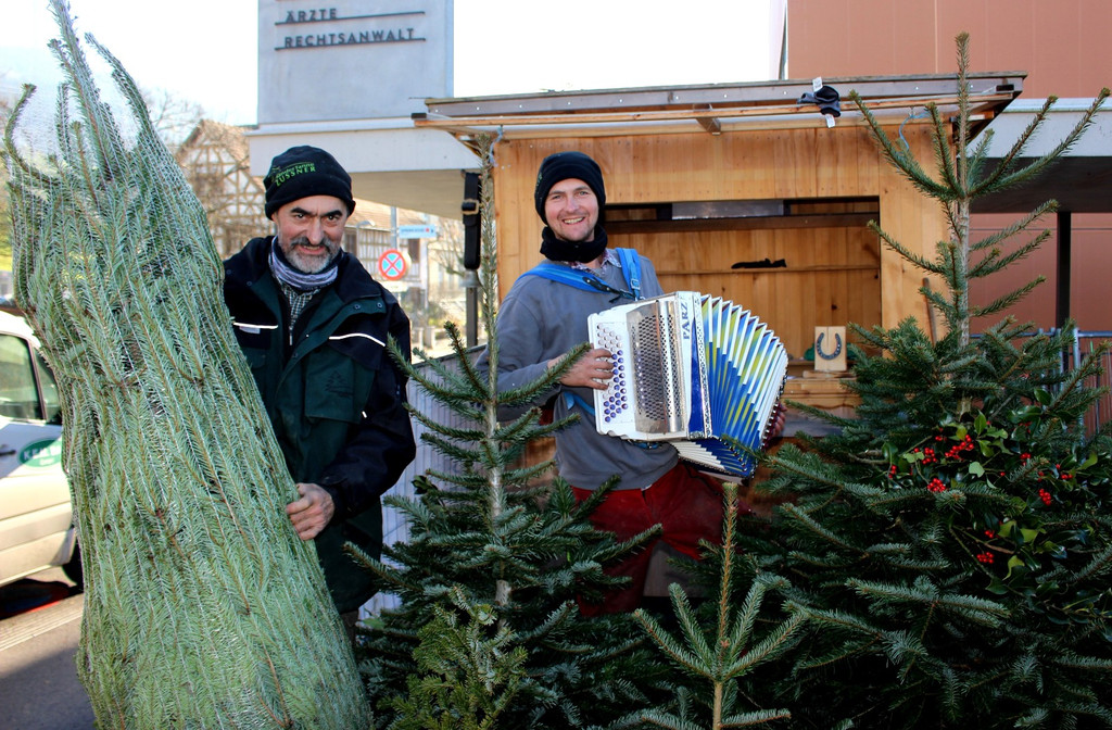 Lochau Zu__ner CHRISTBAUMVERKAUF Advent Dezember 2022 _3a_ PIUS und HARALD.JPG