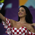 "Miss Kroatien" Ivana Knöll sorgt mit freizügigen Outfits für Aufsehen im Stadion