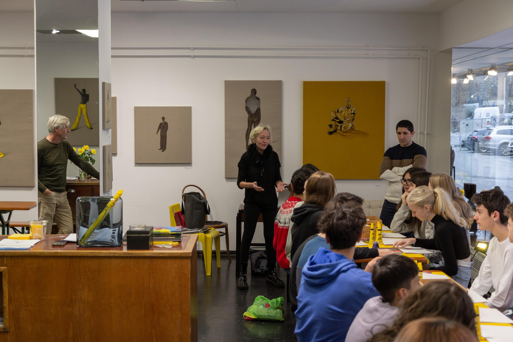 Galeristin Sylvia Janschek begruesst die jungen Gaeste in ihrer Galerie und bedankt sich bei Marco Spitzar f__r seinen Einsa.jpg