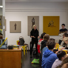 Galeristin Sylvia Janschek begruesst die jungen Gaeste in ihrer Galerie und bedankt sich bei Marco Spitzar f__r seinen Einsa.jpg
