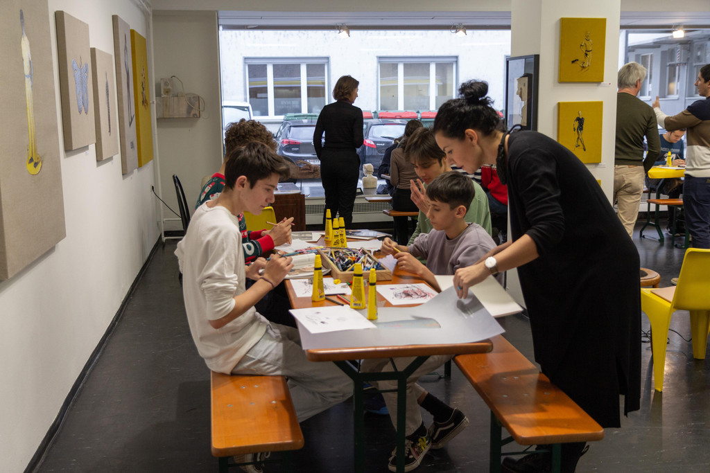 Insgesamt wurden in der Galerie 4 gro__e Tische f__r den Workshop bereitgestellt und die Sch__ler gut verteilt.jpg