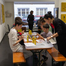 Insgesamt wurden in der Galerie 4 gro__e Tische f__r den Workshop bereitgestellt und die Sch__ler gut verteilt.jpg