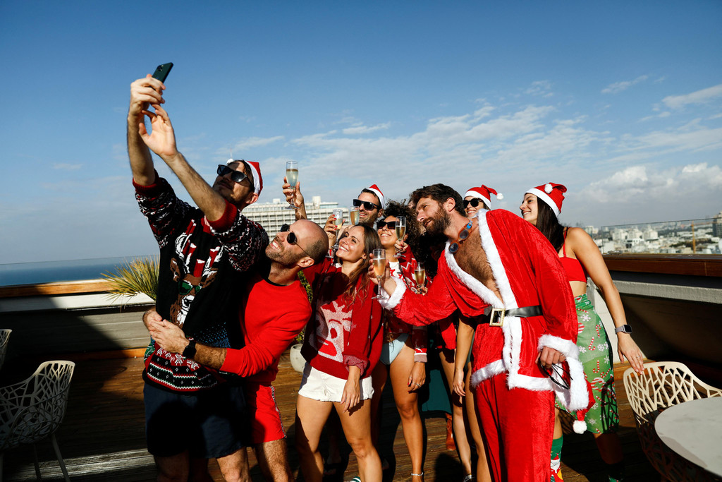 2022-12-15T135401Z_1094508642_RC2B6Y9BC2UC_RTRMADP_3_CHRISTMAS-SEASON-TEL-AVIV.JPG