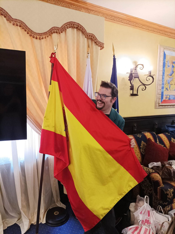 Handyfoto_VorarlbergerModelmanager_Wachta_mit_spanischer_Flagge.jpg