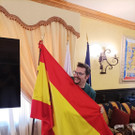 Handyfoto_VorarlbergerModelmanager_Wachta_mit_spanischer_Flagge.jpg