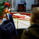 Benedikt XVI. im Petersdom aufgebahrt