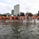 Traditionelles "Polar Bear Swim" in Vancouver