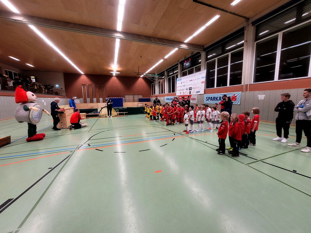 U7 Fu__ball Nachwuchs HALLE U7 TURNIER A SIEGEREHRUNG 17-12-2022 _4_.jpg