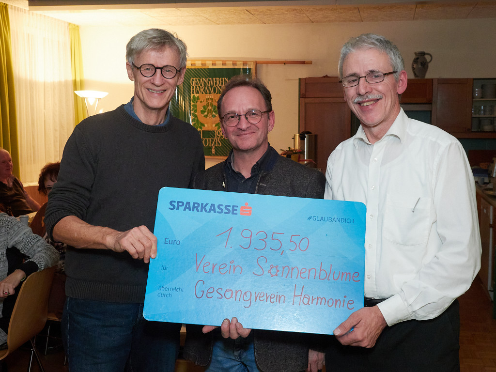 Spenden__bergabe an Verein Sonnenblume.jpg