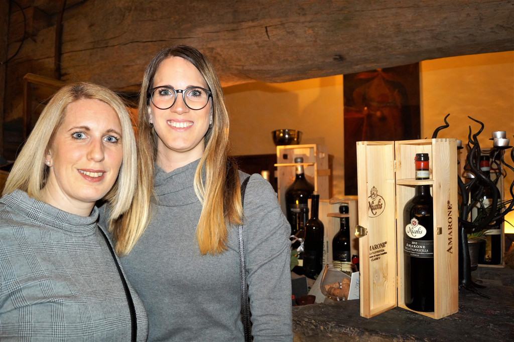 Sabrina Spiegel und Verena Pohl freuten sich auf das Men__ und die passenden Weine.JPG