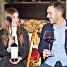 Sofia Palmerston und Angelo Nicolis pr__sentierten die Rotweine vom Weingut Nicolis.JPG