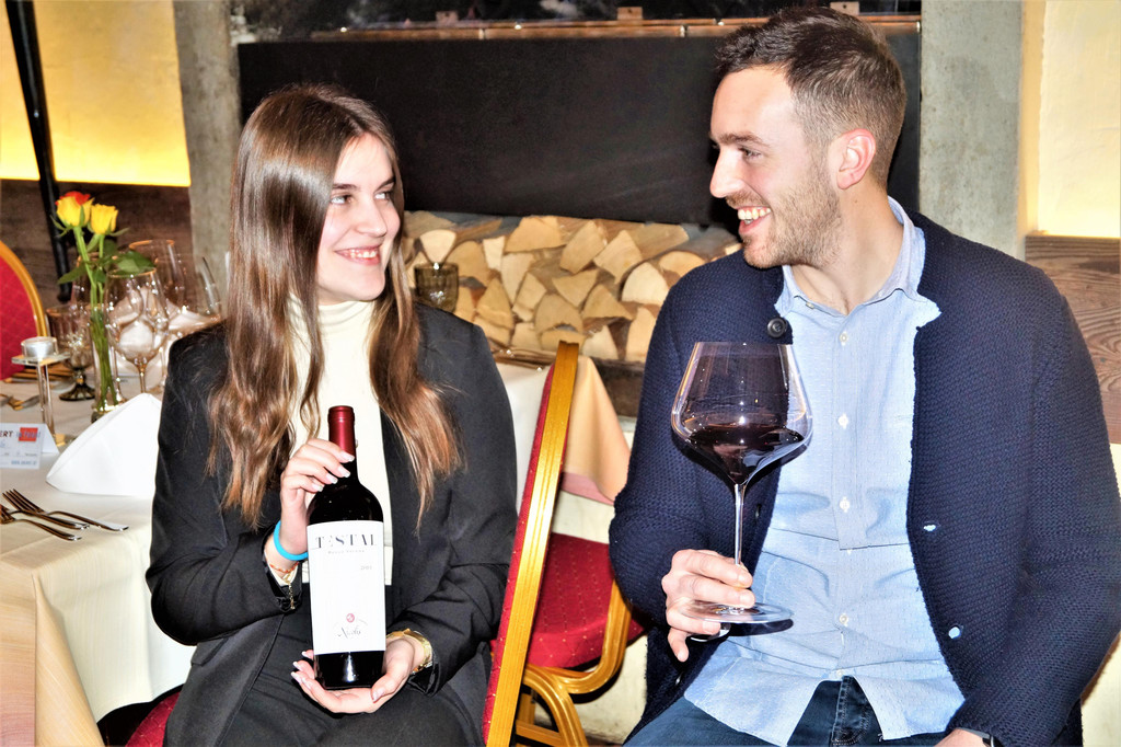 Sofia Palmerston und Angelo Nicolis pr__sentierten die Rotweine vom Weingut Nicolis.JPG