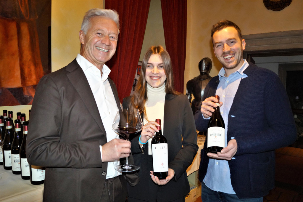 Andrew Nussbaumer_ mit Sofia Palmerston und Angelo Nicolis vom Weingut Nicolis.JPG