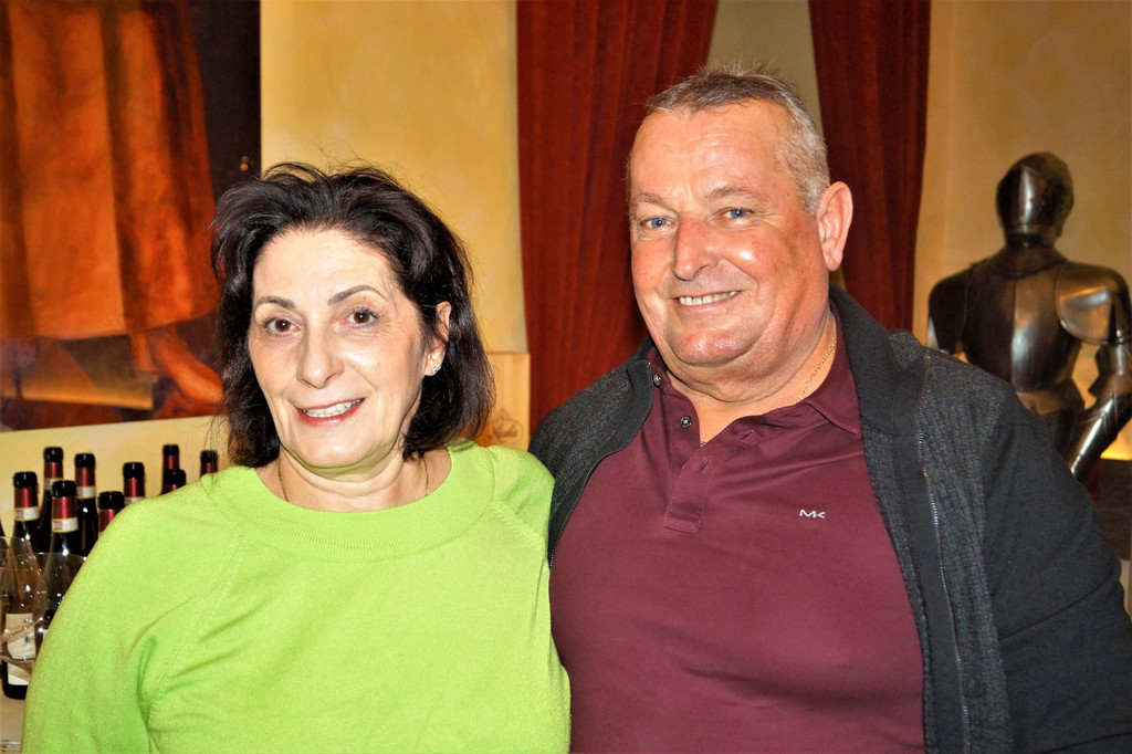 Antonella und Hans Hofer waren gespannt auf die waren gespannt auf das Weinangebot von Nicolis.JPG