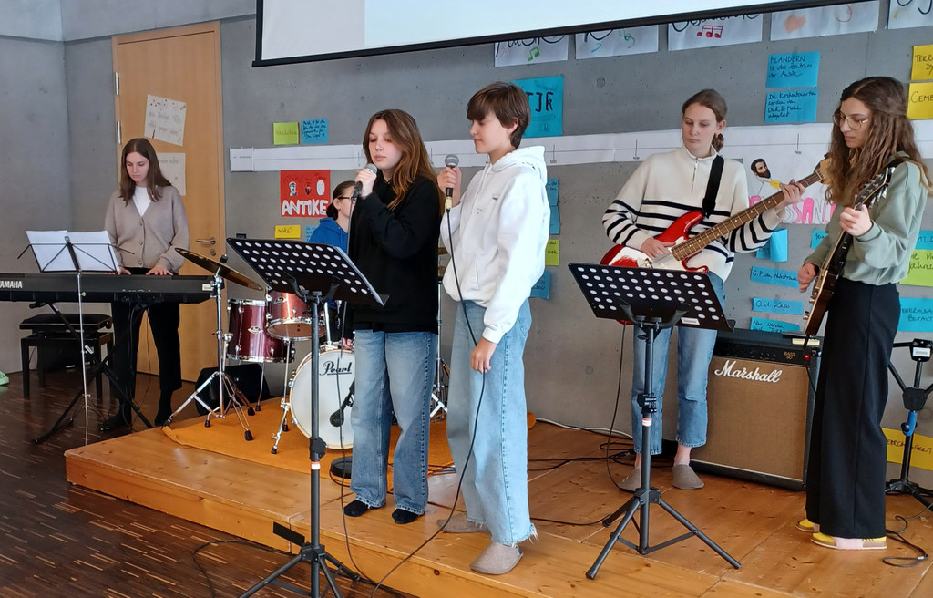 Mihai_Alexa_Lisa_R__f_Nina_Hofer_Chiara_Moosmann_Lilly_Flatz_Alina_Flatz_Chiara_Menotti.jpg