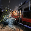 Zug kracht in Lkw
