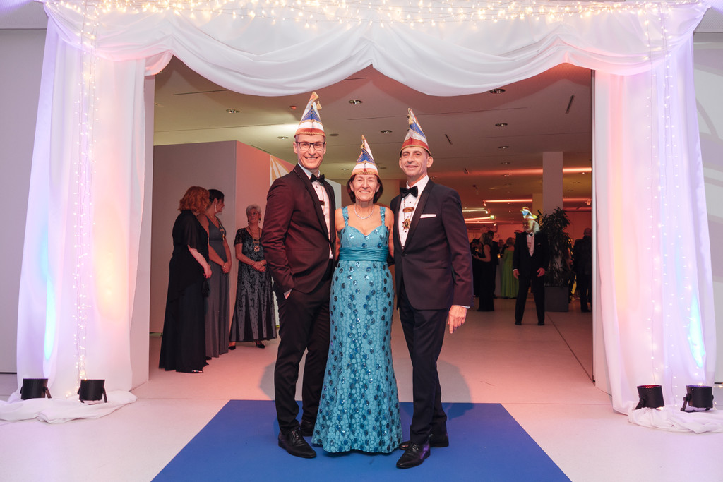 Ballmeister Mike Metelko_ Chefin des Kartenb__ros Helga Fr__wirth und Pr__sident Alexander Pehr by-manuelpaul_com.jpg