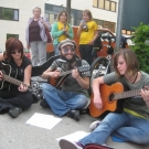 Straßenmusik(lehr)er Eric Pfeifer mit Poly-Schülern