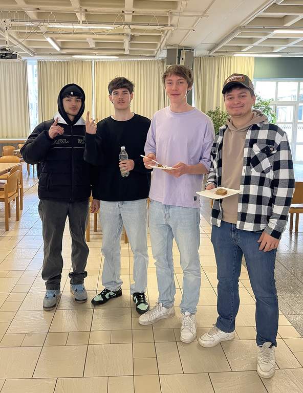 Spendenaktion f__r Erdbebenopfer an HTL Dornbirn_2_Schulsprecher Gabriel B__hler 3_ von links.jpg