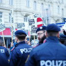 Neue Klebe-Aktion in Wien